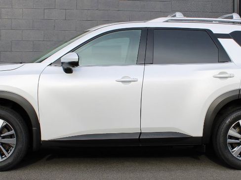 New 2025 Nissan Pathfinder SL image 2