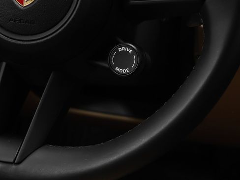Certified 2025 Porsche Cayenne AWD/4WD image 30