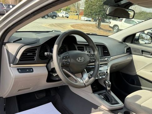 Used 2020 Hyundai Elantra SE w/ Cargo Package (C1) FWD image 16