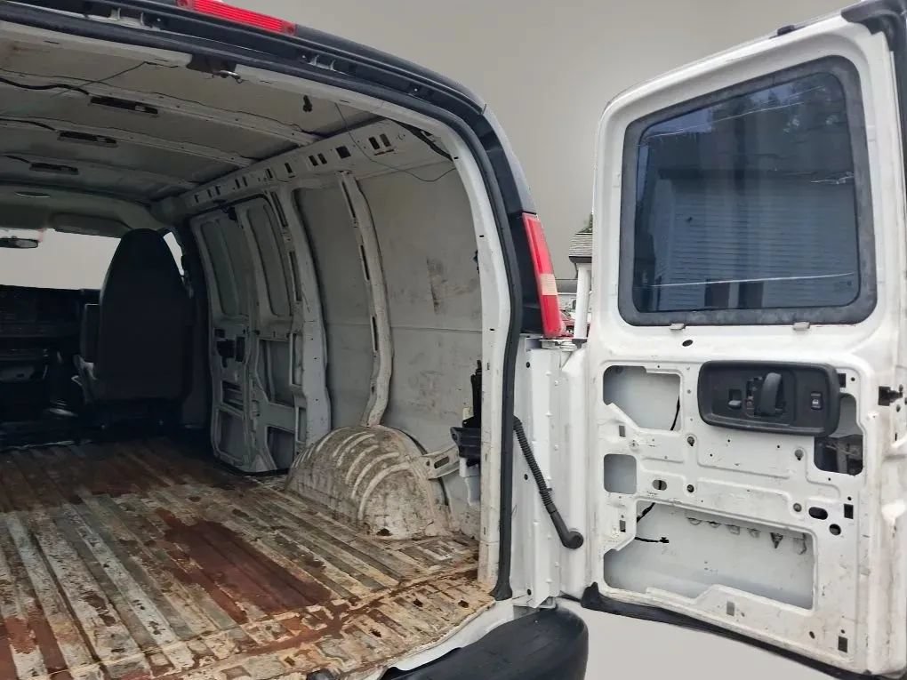 Used 2015 Chevrolet Express 2500 RWD image 17