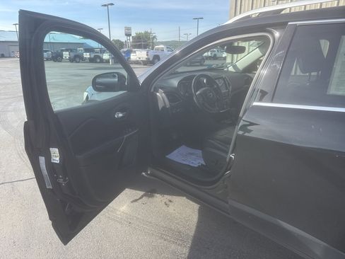 Used 2019 Jeep Cherokee Limited AWD/4WD image 9