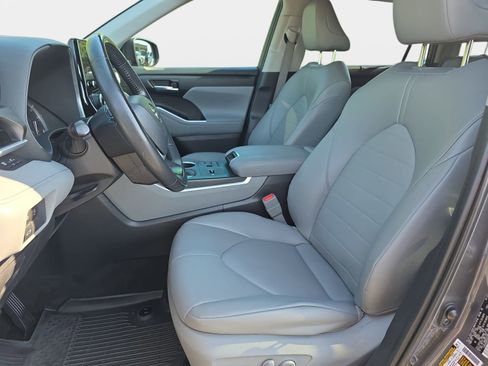 Used 2023 Toyota Highlander XLE FWD image 16