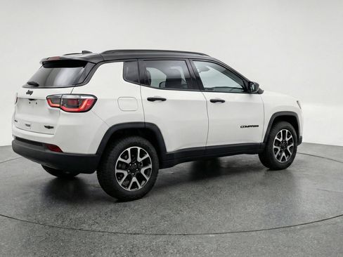 Used 2025 Jeep Compass Trailhawk AWD/4WD image 9