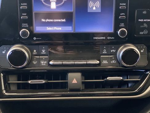 Used 2022 Toyota Highlander XLE AWD/4WD image 21