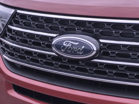 Used 2021 Ford Explorer XLT w/ Equipment Group 202A AWD/4WD image 12