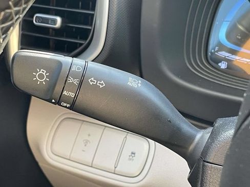 Certified 2025 Hyundai Venue SEL FWD image 22
