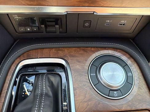 Used 2024 Nissan Armada SL w/ Captain's Chairs Package image 31