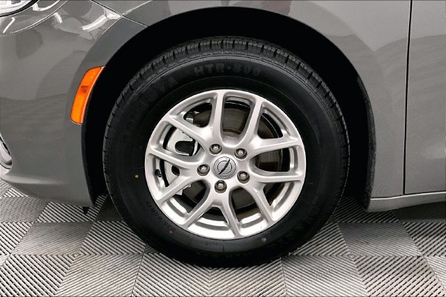 Used 2025 Chrysler Pacifica Select FWD image 10