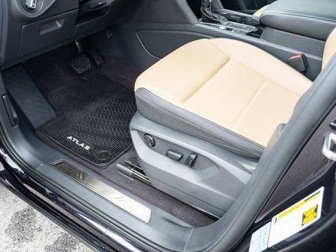 Used 2022 Volkswagen Atlas Cross Sport SE FWD image 27