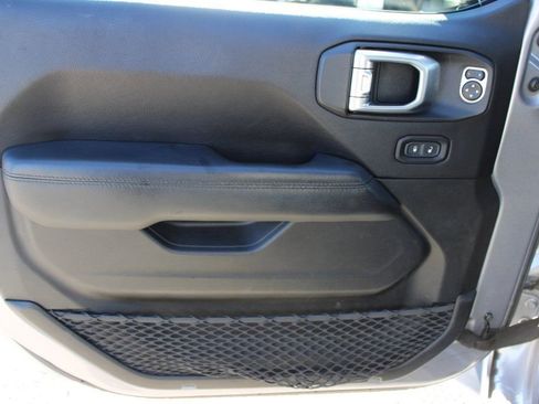 Used 2019 Jeep Wrangler Unlimited Sahara image 9