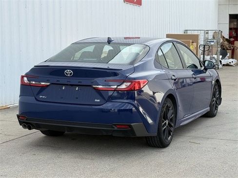 Used 2025 Toyota Camry SE image 4