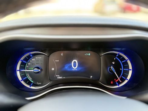 Used 2024 Chrysler Pacifica Limited FWD image 18