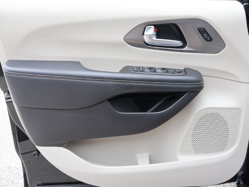 Used 2021 Chrysler Pacifica Touring-L FWD image 18