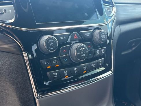 Used 2021 Jeep Grand Cherokee Laredo X AWD/4WD image 19