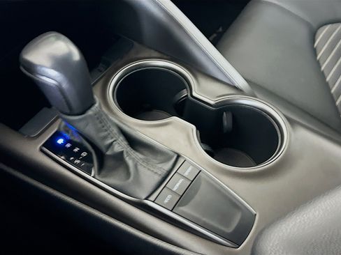 Used 2022 Toyota Camry SE image 25