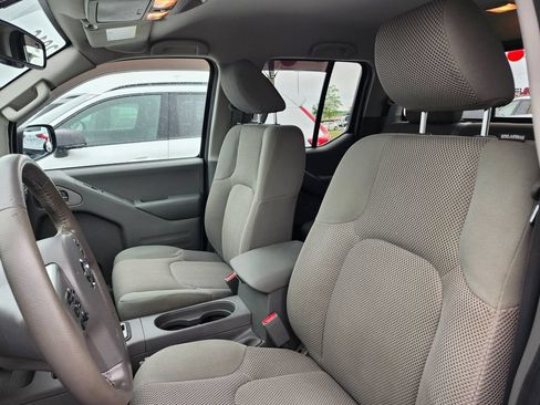 Used 2016 Nissan Frontier SV w/ SV Value Truck Package AWD/4WD image 9