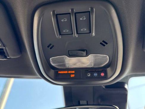 Used 2025 Chevrolet Trax RS w/ Sunroof Package FWD image 31