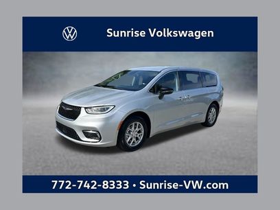 Used 2024 Chrysler Pacifica Touring-L