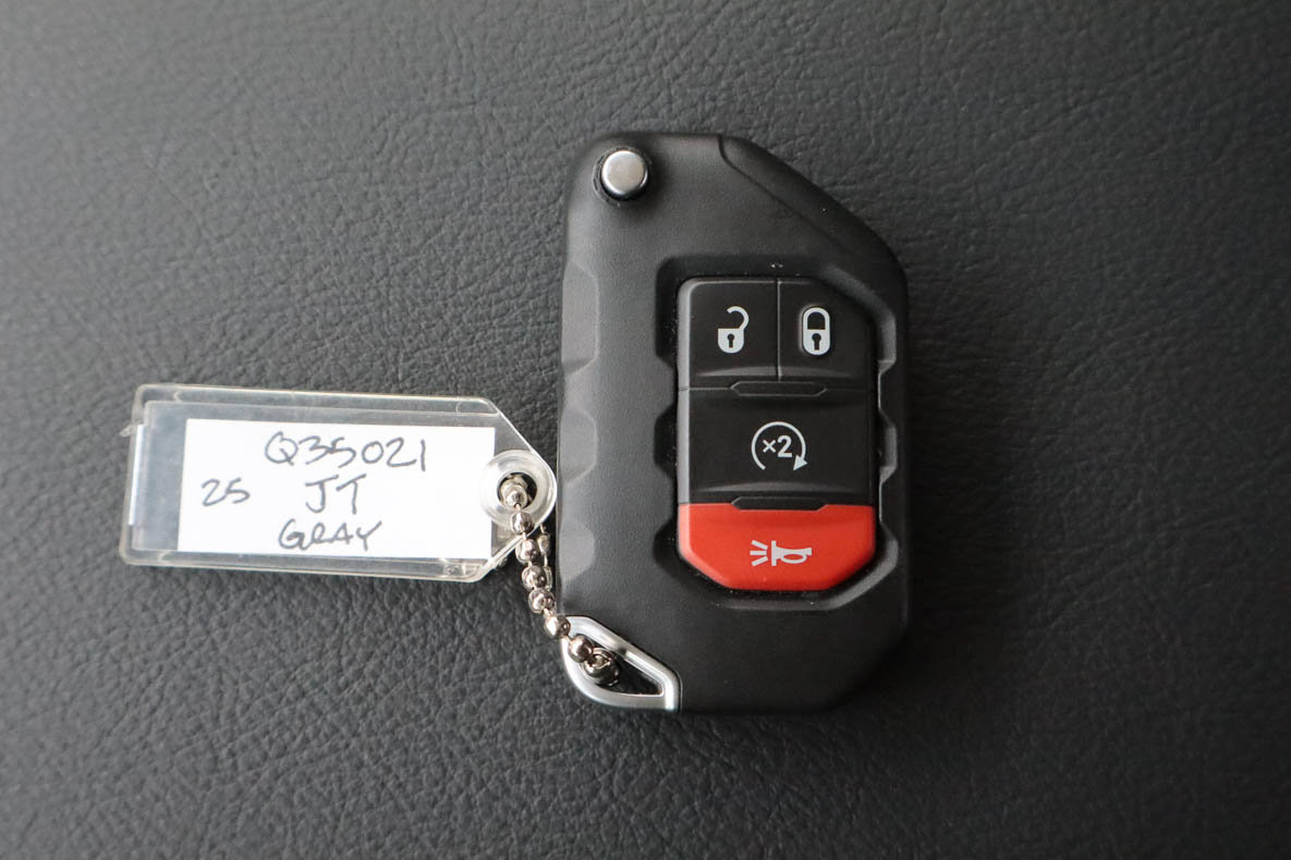 Used 2025 Jeep Gladiator Mojave w/ Convenience Group AWD/4WD image 36