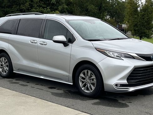 Used 2021 Toyota Sienna XLE FWD image 2