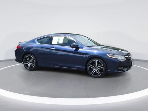 Used 2017 Honda Accord Touring image 2