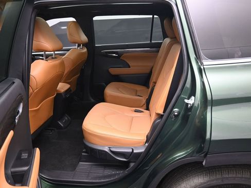 Certified 2025 Toyota Highlander Platinum image 30