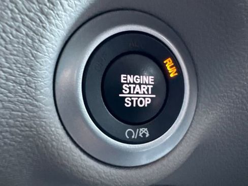 Used 2024 Chrysler Pacifica Touring-L image 36