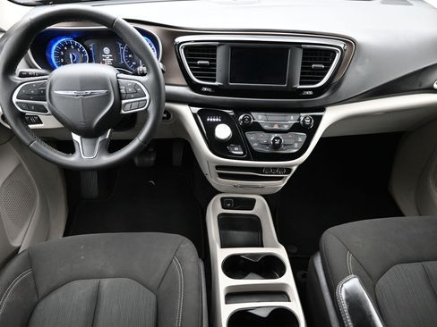 Used 2022 Chrysler Voyager LX FWD image 8