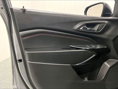 Used 2025 Chevrolet Trax RS w/ Sunroof Package FWD image 21