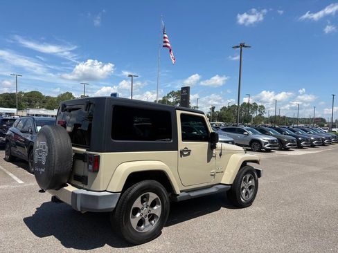 Used 2018 Jeep Wrangler Sahara w/ Connectivity Group AWD/4WD image 2