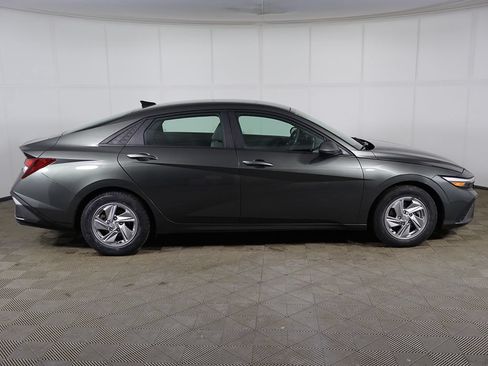 Used 2024 Hyundai Elantra SE FWD image 13