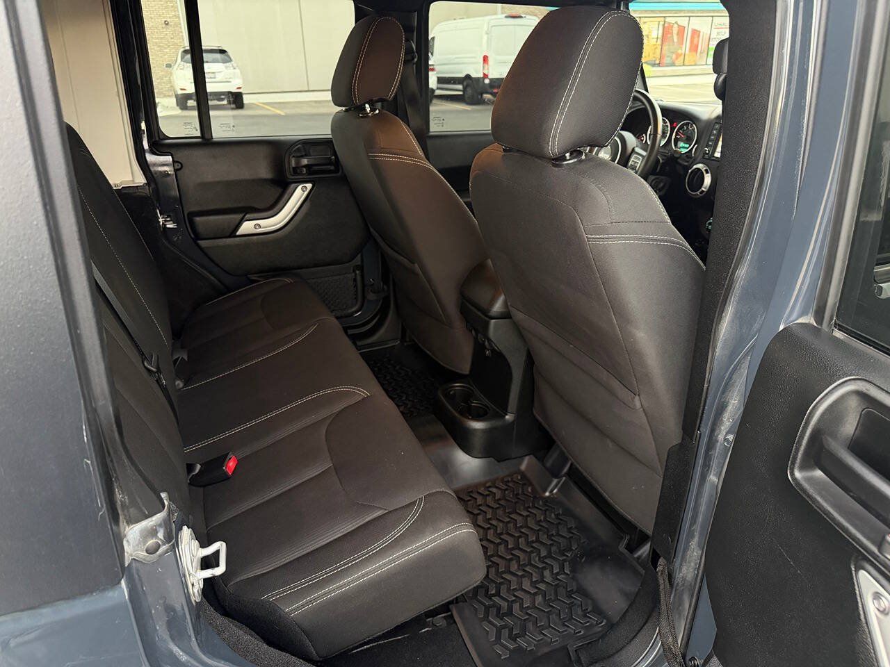 Used 2018 Jeep Wrangler Unlimited Sahara w/ Connectivity Group AWD/4WD image 25