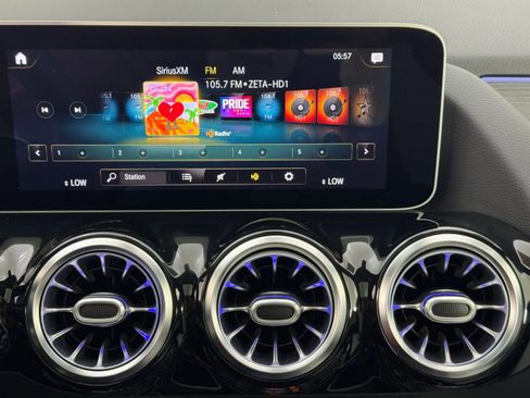 Used 2021 Mercedes-Benz GLA 35 AMG 4MATIC image 28