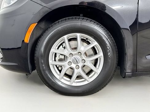 Used 2024 Chrysler Pacifica Touring-L FWD image 31