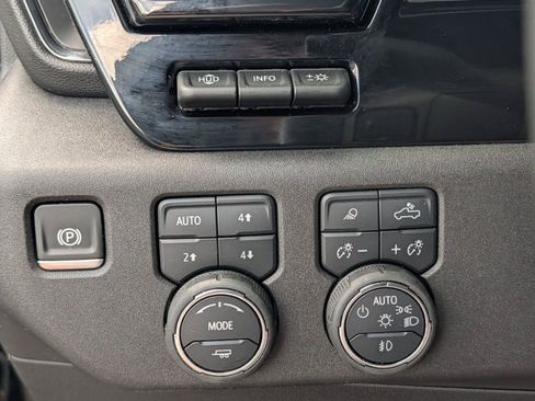 Used 2025 Chevrolet Silverado 2500 ZR2 w/ Technology Package AWD/4WD image 29
