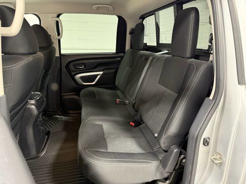 Used 2018 Nissan Titan SV w/ SV Convenience Package image 18