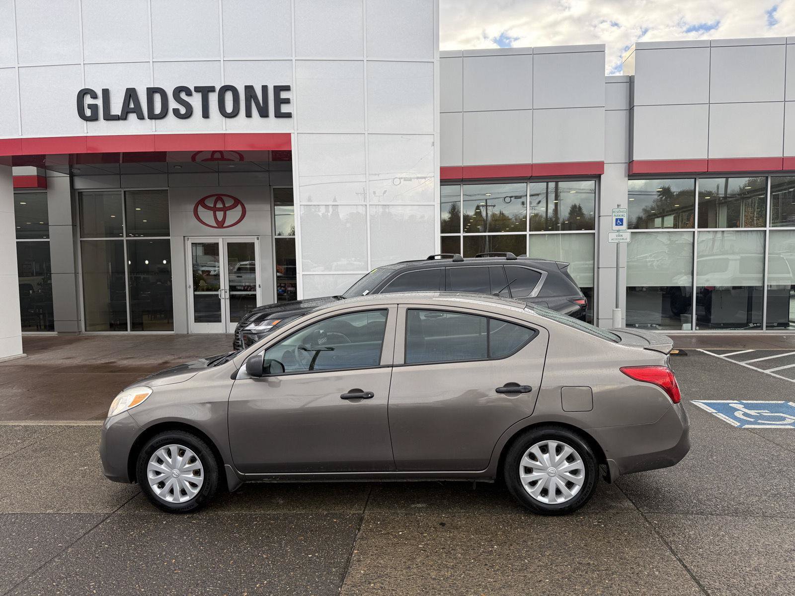 Used 2014 Nissan Versa S Plus FWD image 2