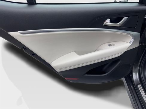 Used 2025 Genesis G70 2.5T image 38