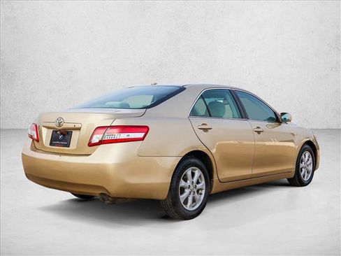 Used 2010 Toyota Camry LE image 5