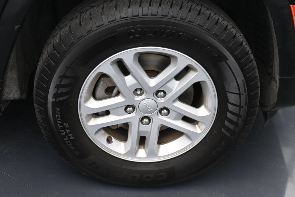 Used 2023 Jeep Grand Cherokee Laredo RWD image 16