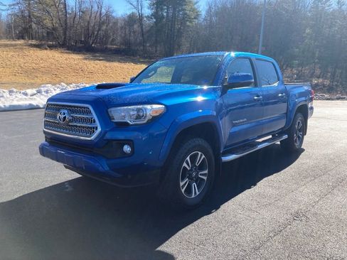 Used 2017 Toyota Tacoma TRD Sport w/ Tow Package (A/T) image 8