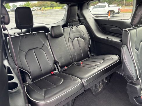 Used 2025 Chrysler Pacifica Limited FWD image 25