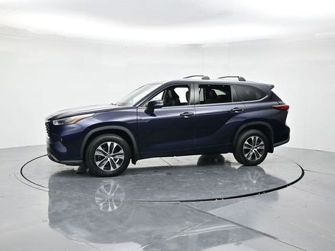 Used 2022 Toyota Highlander XLE image 6