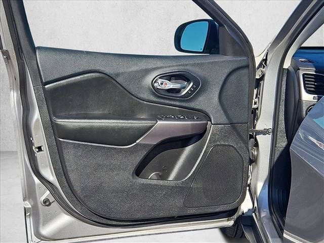 Used 2019 Jeep Cherokee Limited w/ Technology Group FWD image 10