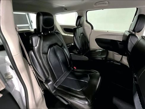 Used 2023 Chrysler Pacifica Touring-L AWD/4WD image 32