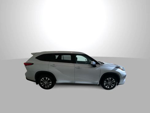 Used 2023 Toyota Highlander XLE AWD/4WD image 9