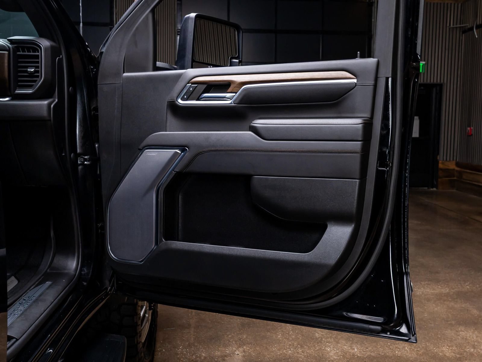 Used 2024 Chevrolet Silverado 3500 High Country w/ High Country Premium Package AWD/4WD image 34