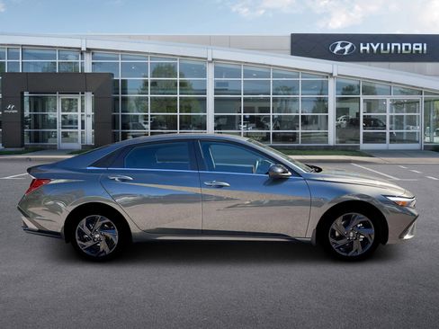 New 2026 Hyundai Elantra SEL Sport Premium FWD image 9