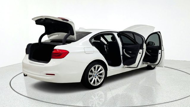 Used 2018 BMW 320i xDrive Sedan AWD/4WD image 18
