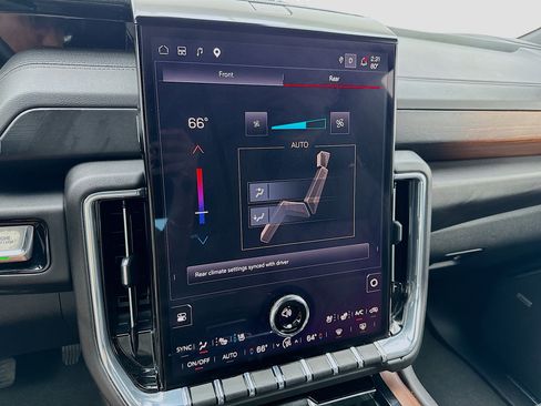 Used 2025 GMC Yukon Denali AWD/4WD image 12